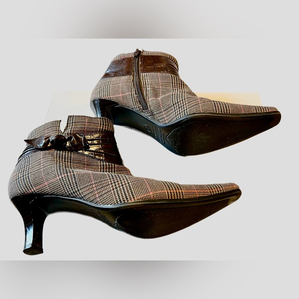 Predictions brown plain ankle bootie, size 7